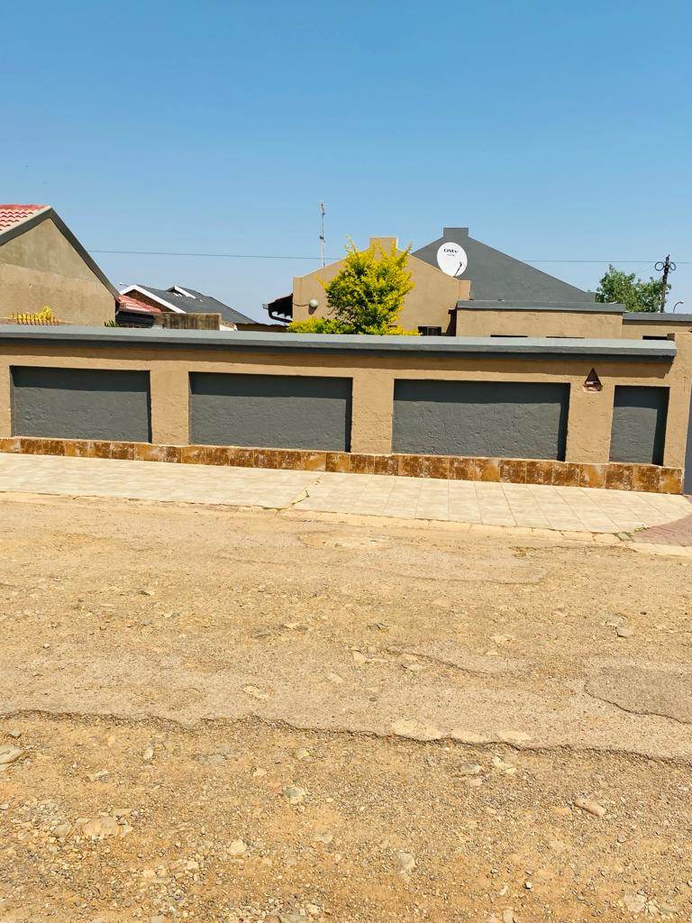 5 Bed House in Mamelodi photo number 2