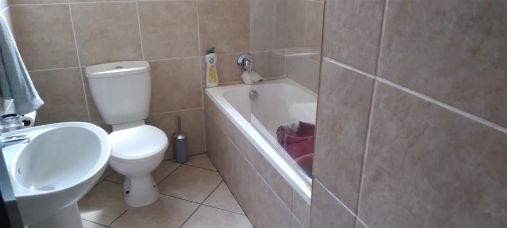 2 Bed Apartment in Lennox Estate photo number 14