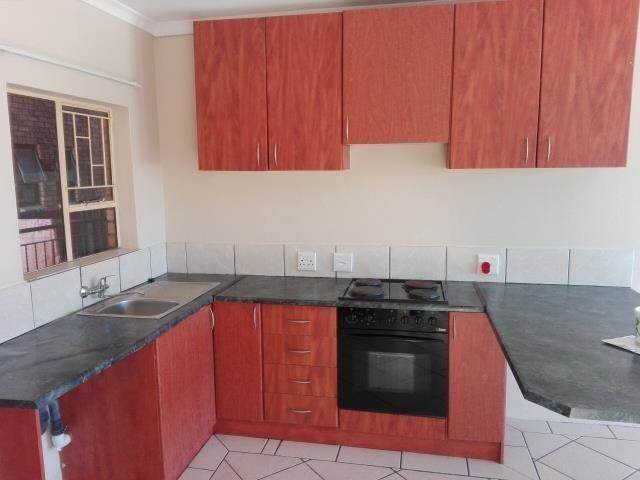 2 Bed Apartment in Krugersdorp West photo number 3