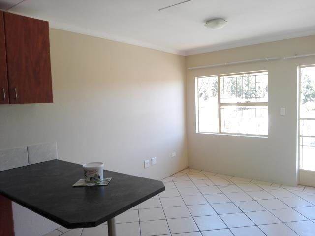 2 Bed Apartment in Krugersdorp West photo number 5