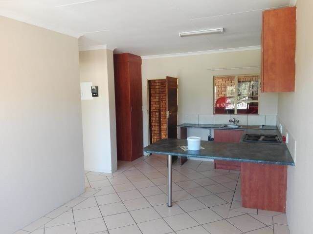 2 Bed Apartment in Krugersdorp West photo number 1