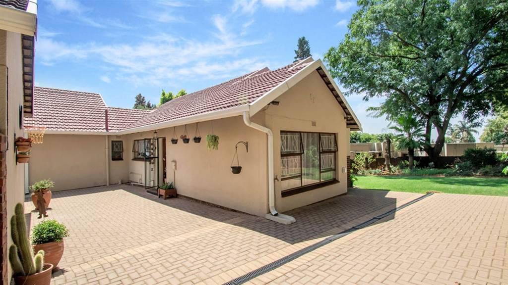 4 Bed House in Constantia Kloof photo number 20