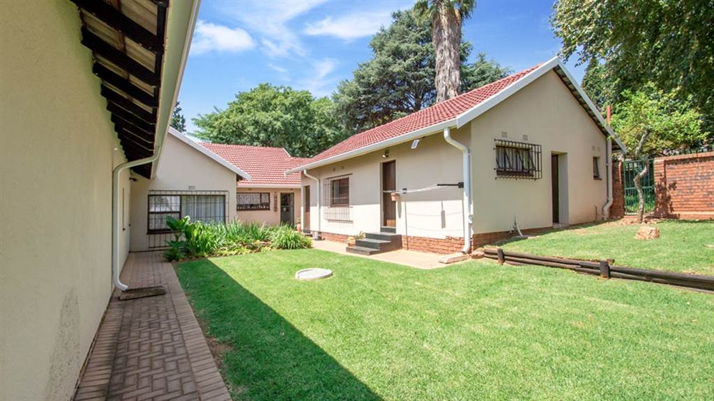 4 Bed House in Constantia Kloof photo number 22