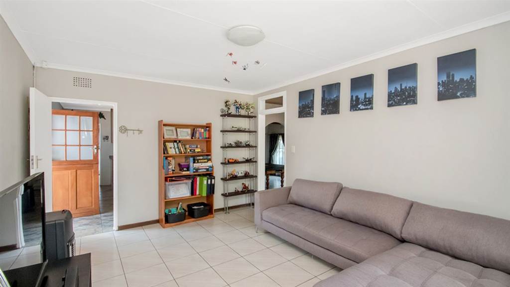4 Bed House in Constantia Kloof photo number 8