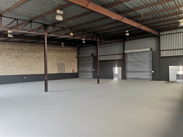 472  m² Commercial space