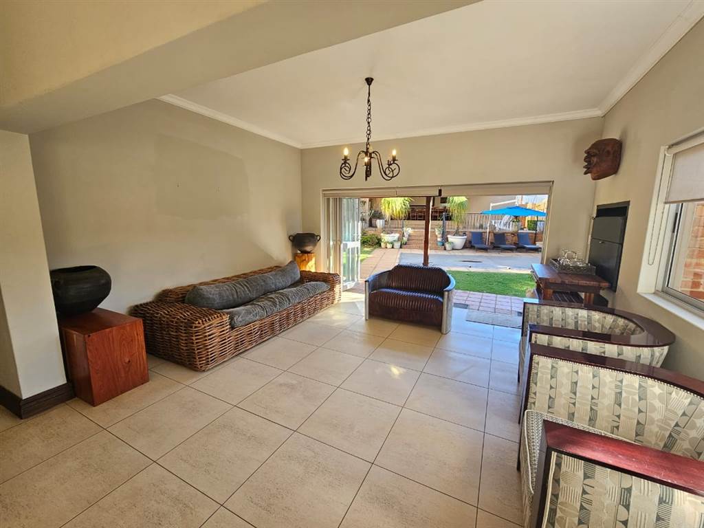 5 Bed House in Waterkloof Ridge photo number 3