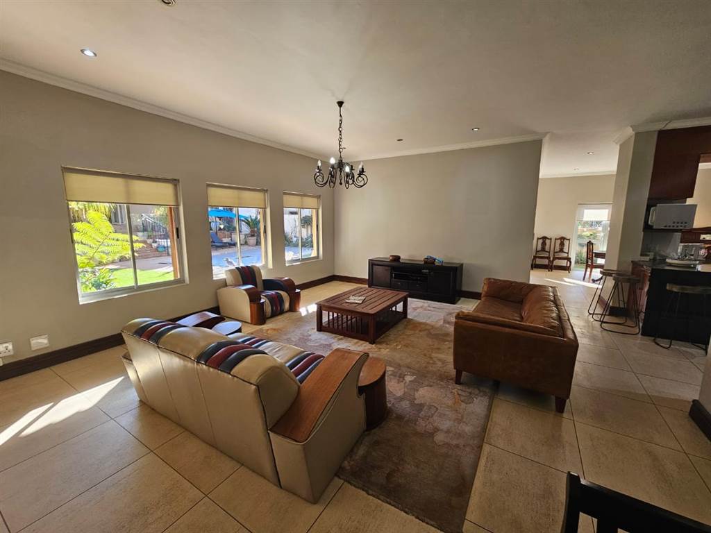 5 Bed House in Waterkloof Ridge photo number 8