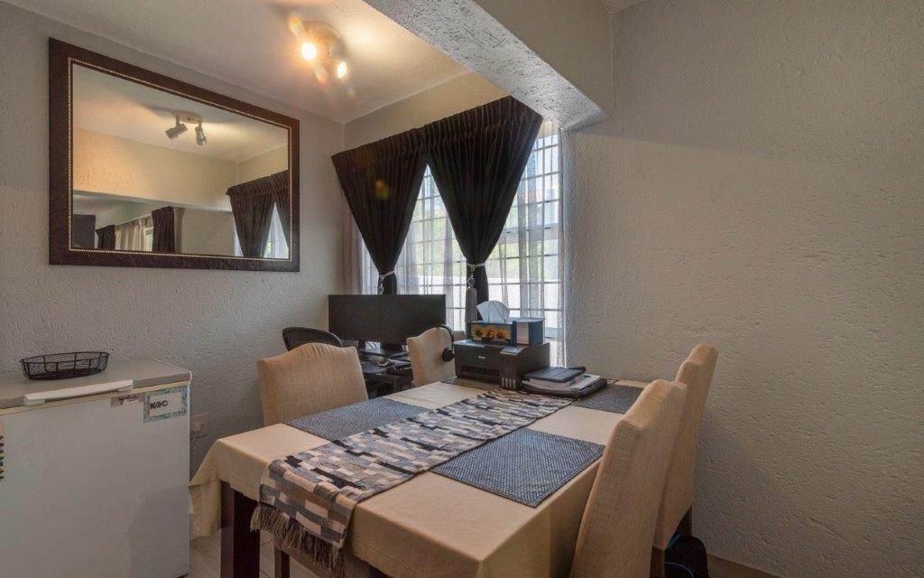 2 Bed Townhouse in Douglasdale photo number 4