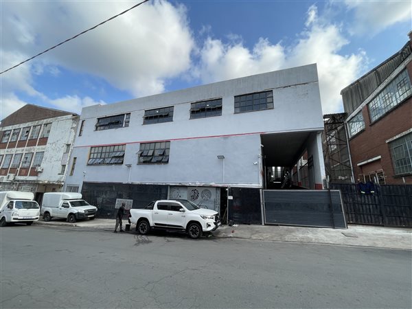 2 700  m² Industrial space