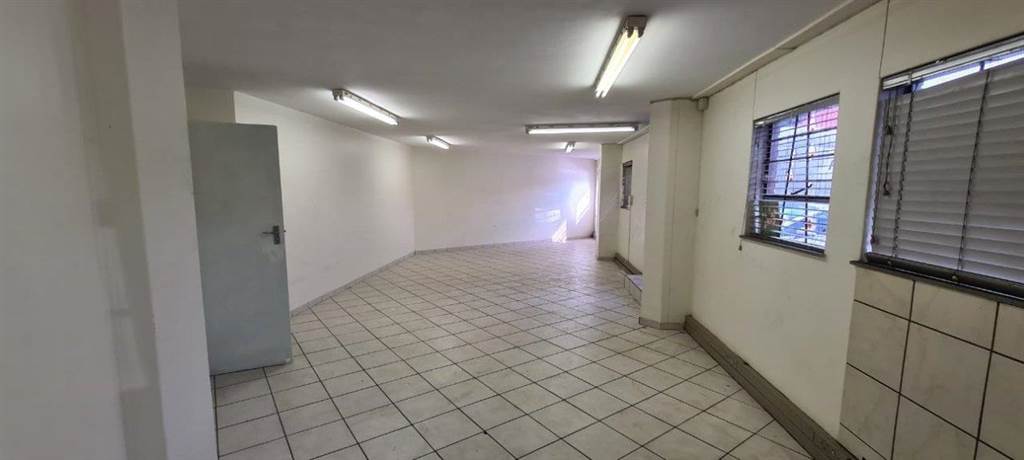 320  m² Commercial space in Eastgate photo number 11