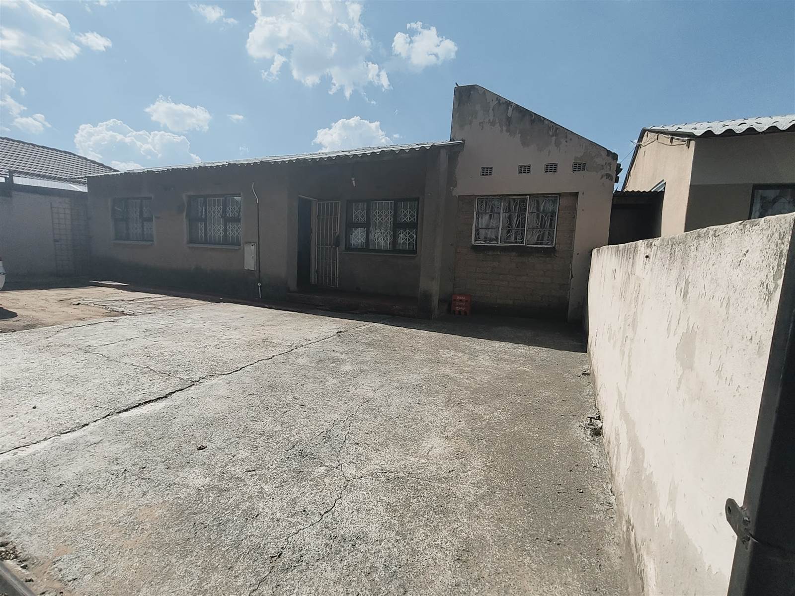 2 Bed House in Diepkloof photo number 2