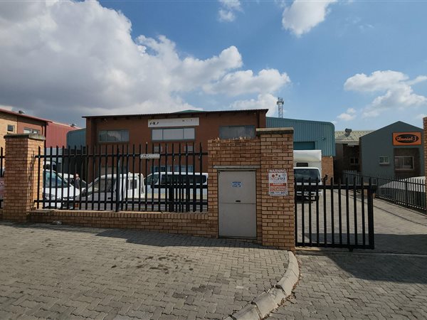 912  m² Industrial space in North Riding