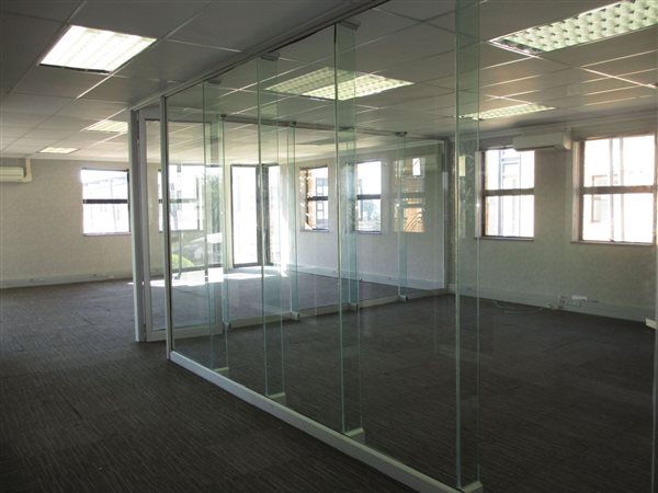 472  m² Commercial space