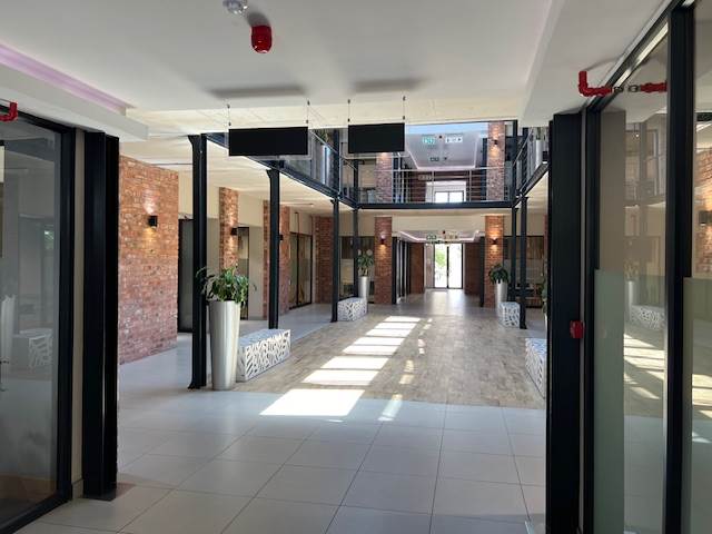 432  m² Commercial space in Rondebosch photo number 2
