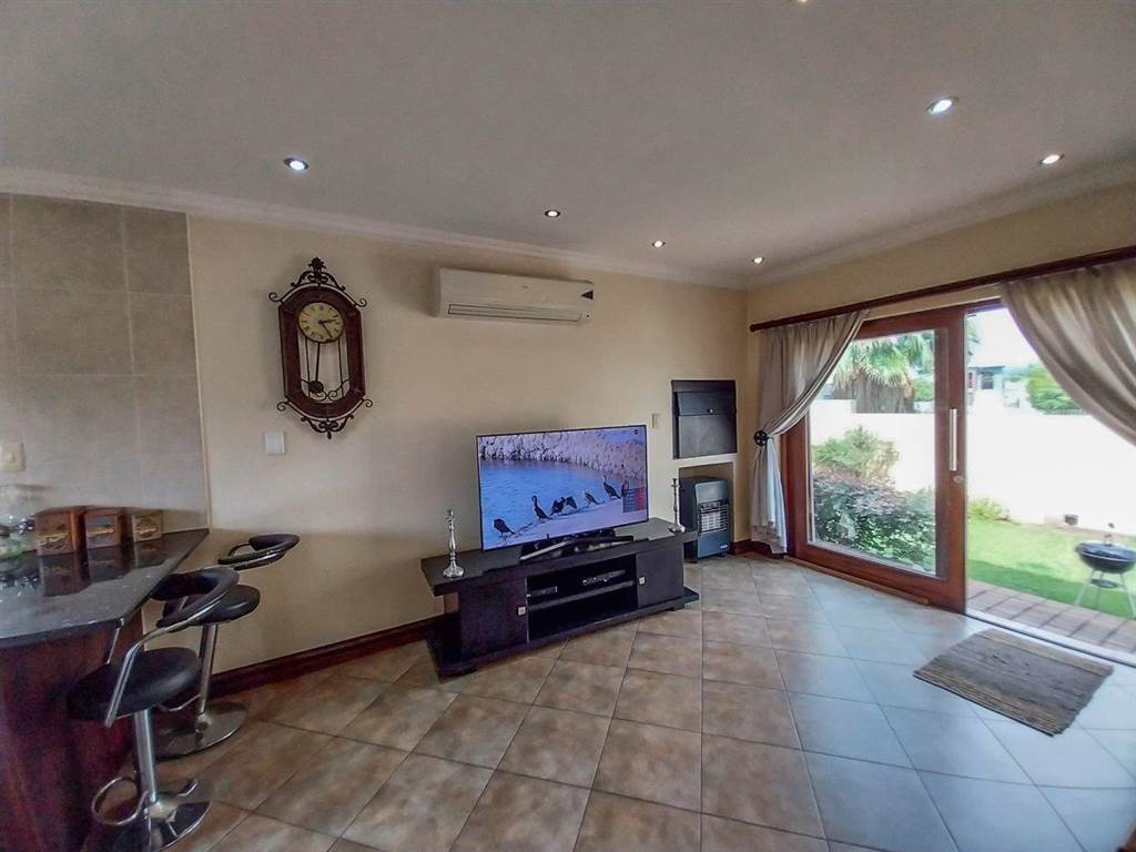 3 Bed House in Hartbeespoort Dam photo number 21