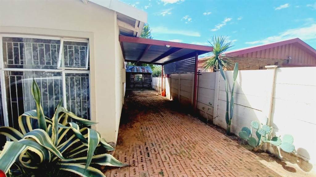 2 Bed House in Uitsig photo number 7