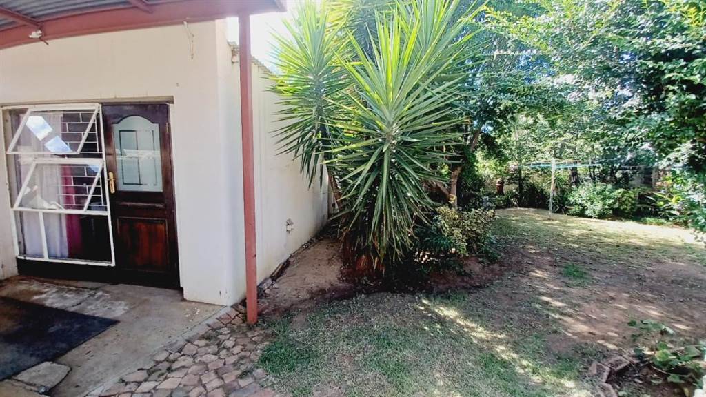 2 Bed House in Uitsig photo number 3