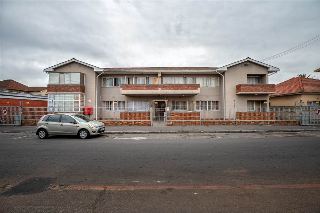 2 Bed Apartment in Parow Central photo number 3