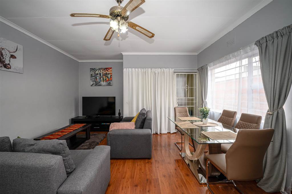 2 Bed Apartment in Parow Central photo number 4
