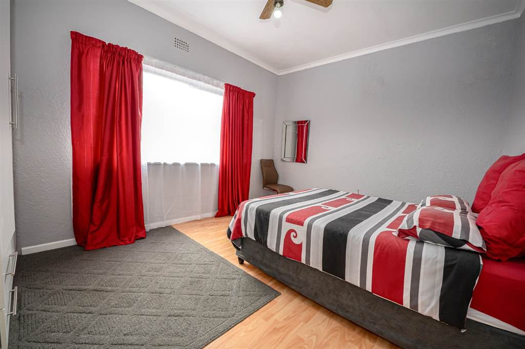 2 Bed Apartment in Parow Central photo number 11