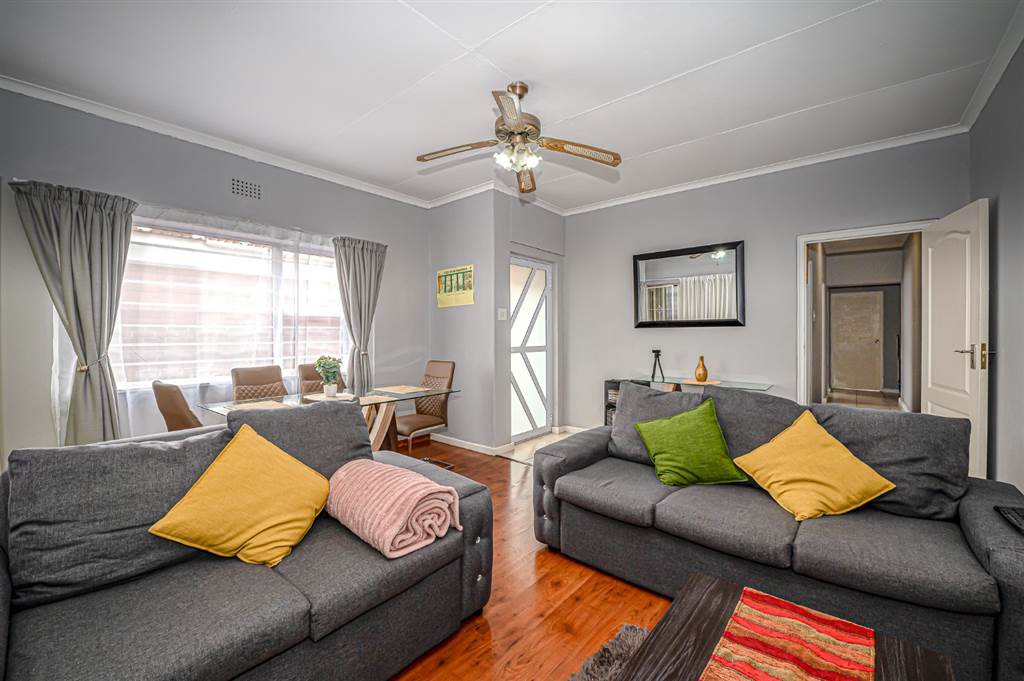 2 Bed Apartment in Parow Central photo number 7