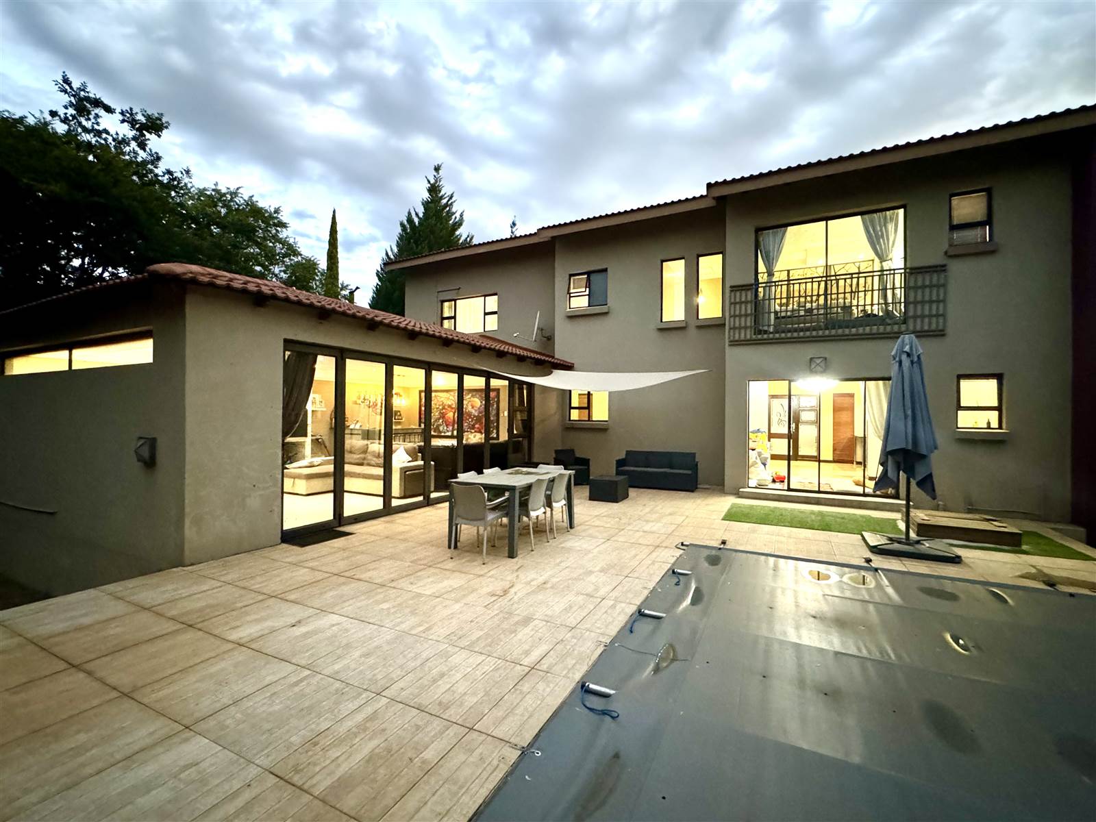 3 Bed House in Woodland Hills photo number 1