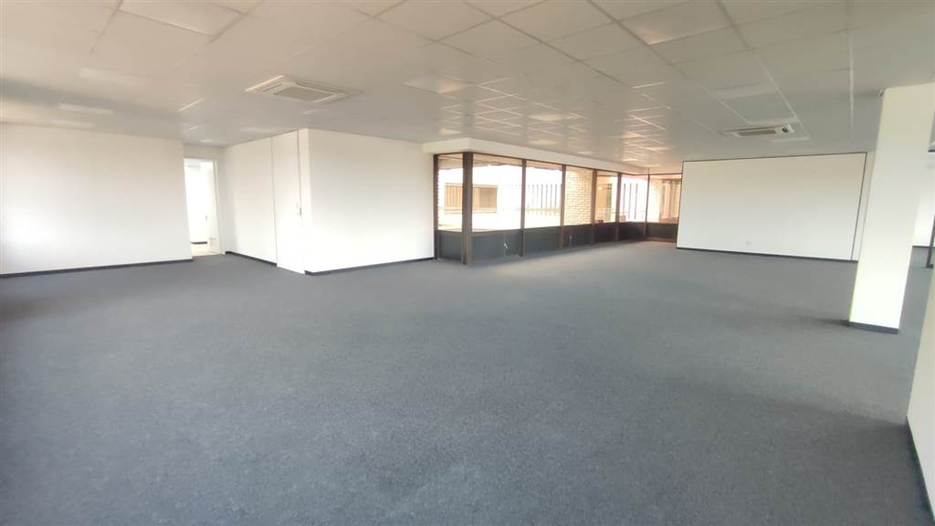 532  m² Commercial space in Bedfordview photo number 24