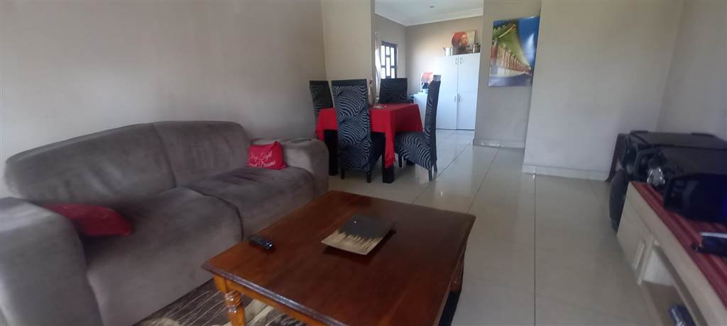 3 Bed House in Ntuzuma photo number 5