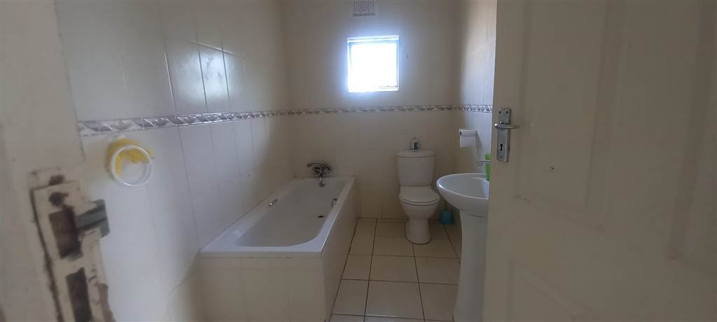 3 Bed House in Ntuzuma photo number 17