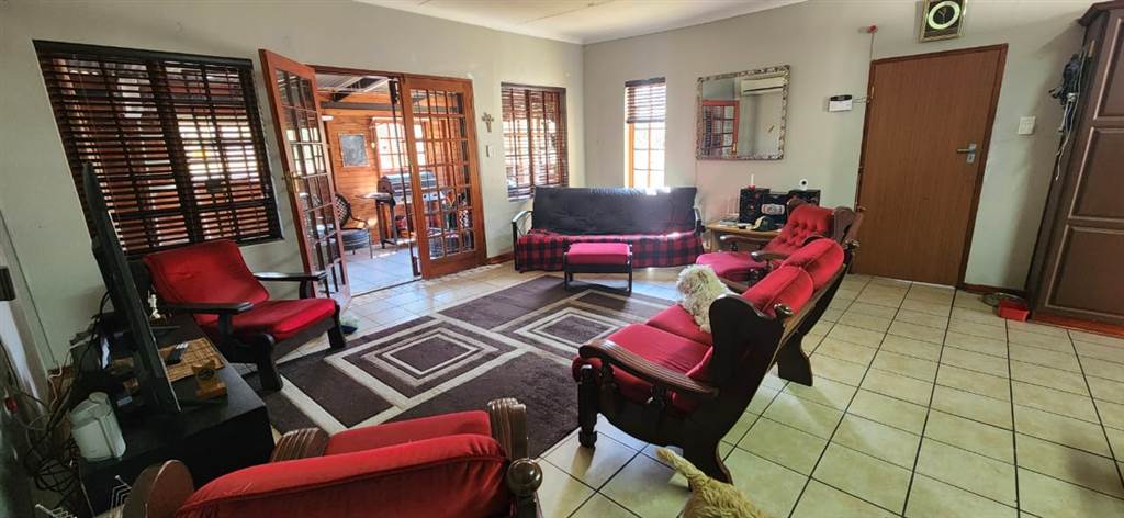 3 Bed Townhouse in Standerton Central photo number 3