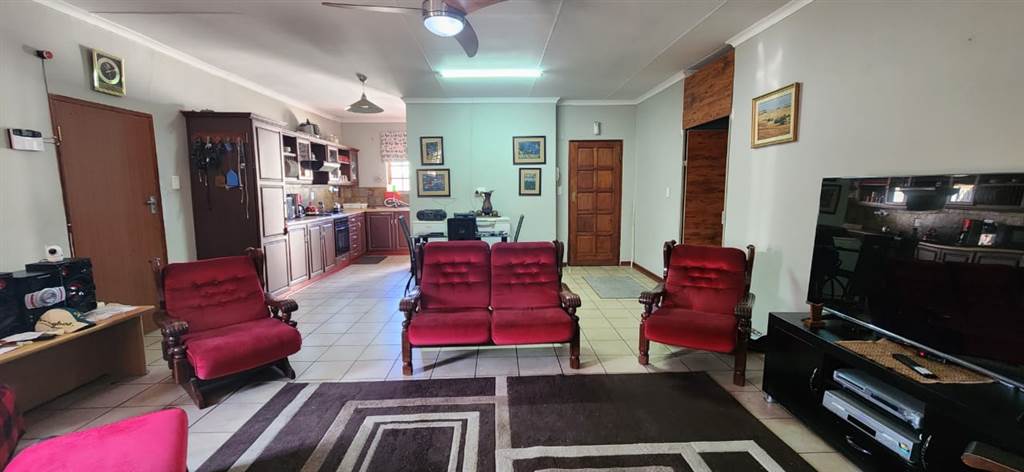 3 Bed Townhouse in Standerton Central photo number 5