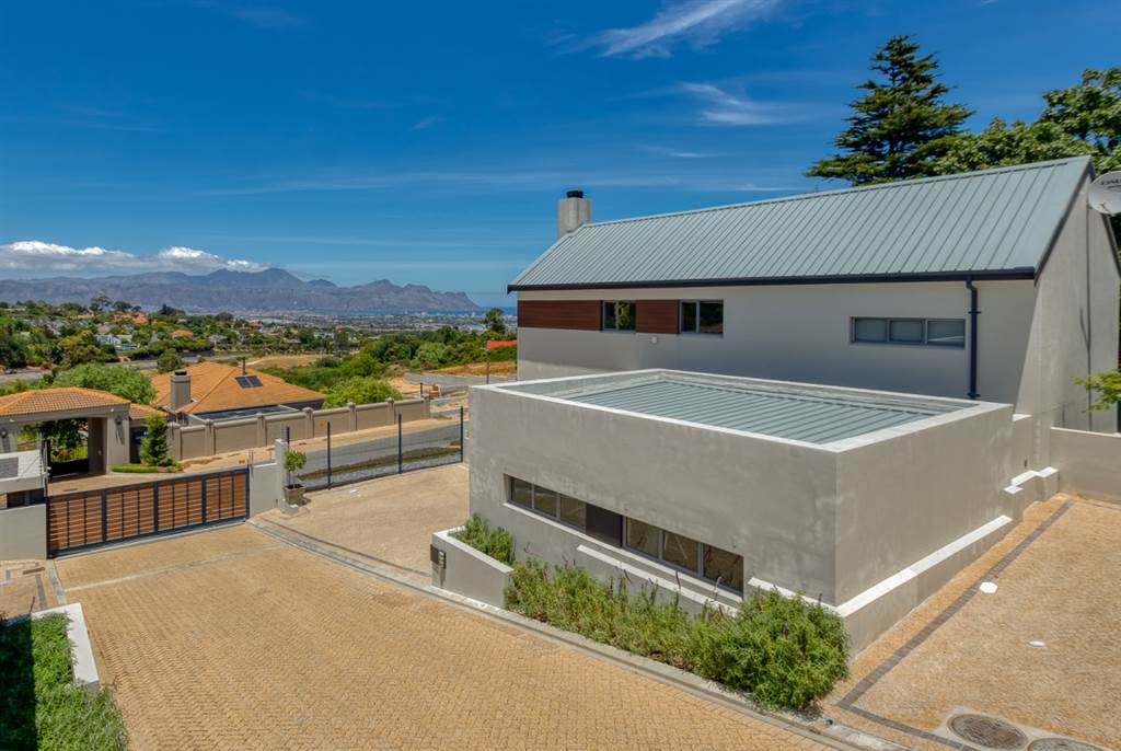 3 Bed House in Somerset West Central photo number 9