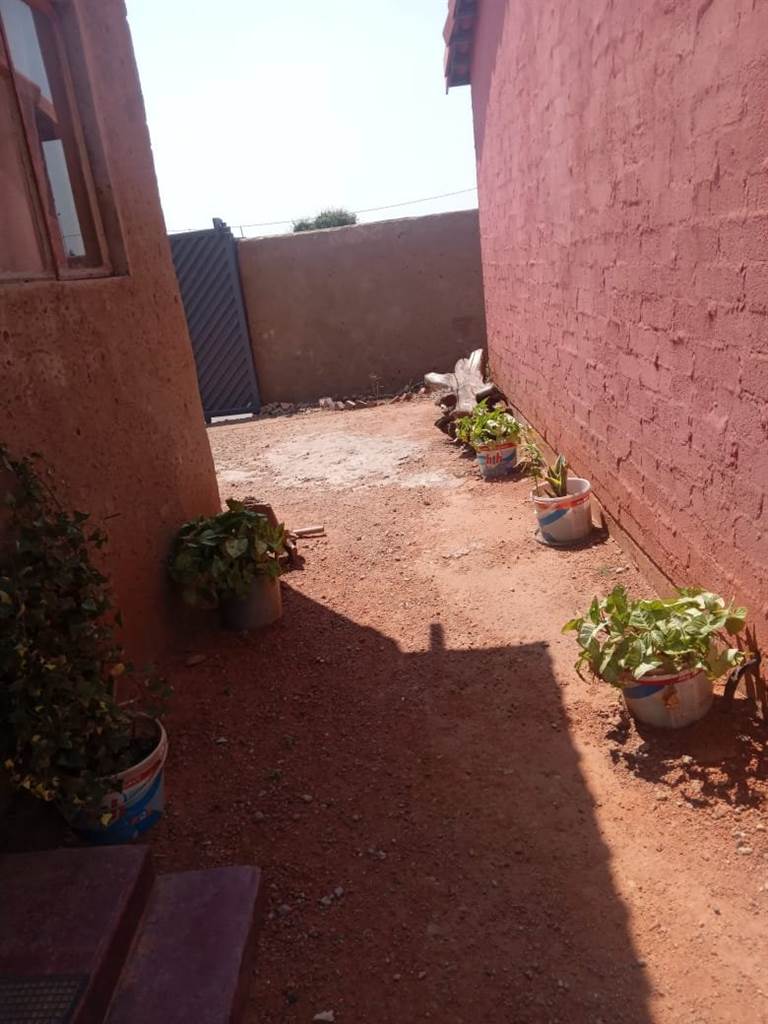 2 Bed House in Soshanguve photo number 6