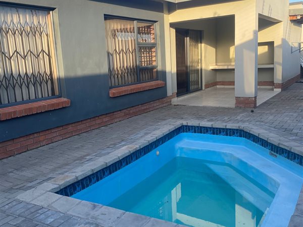 3 Bedroom Townhouse 3 Bedroom Townhouse