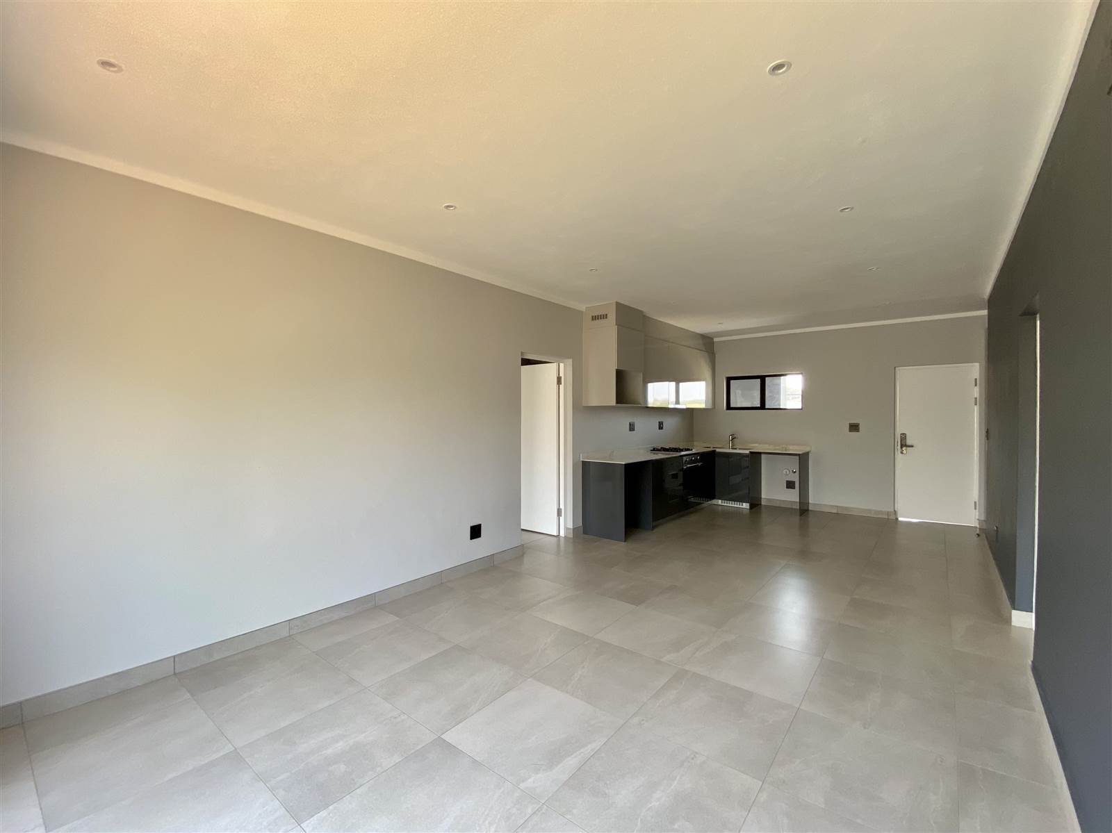 2 Bed Apartment in Waterkloof photo number 7