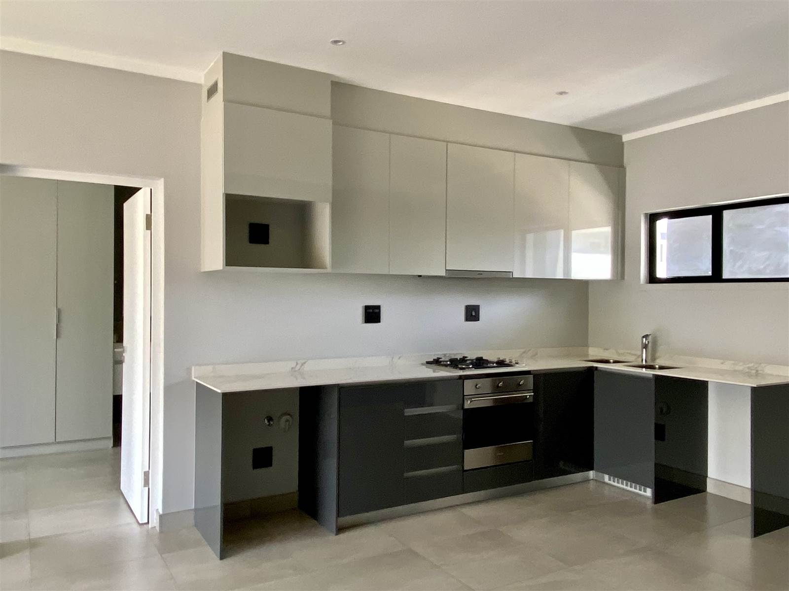 2 Bed Apartment in Waterkloof photo number 2