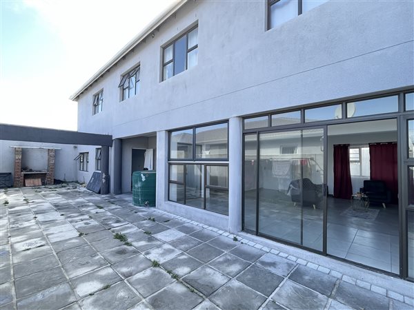 10 Bed House in Strandfontein
