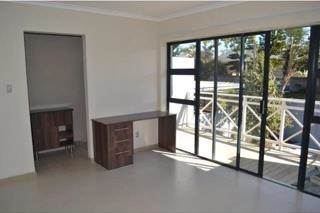 3 Bed Townhouse in Beacon Bay photo number 5