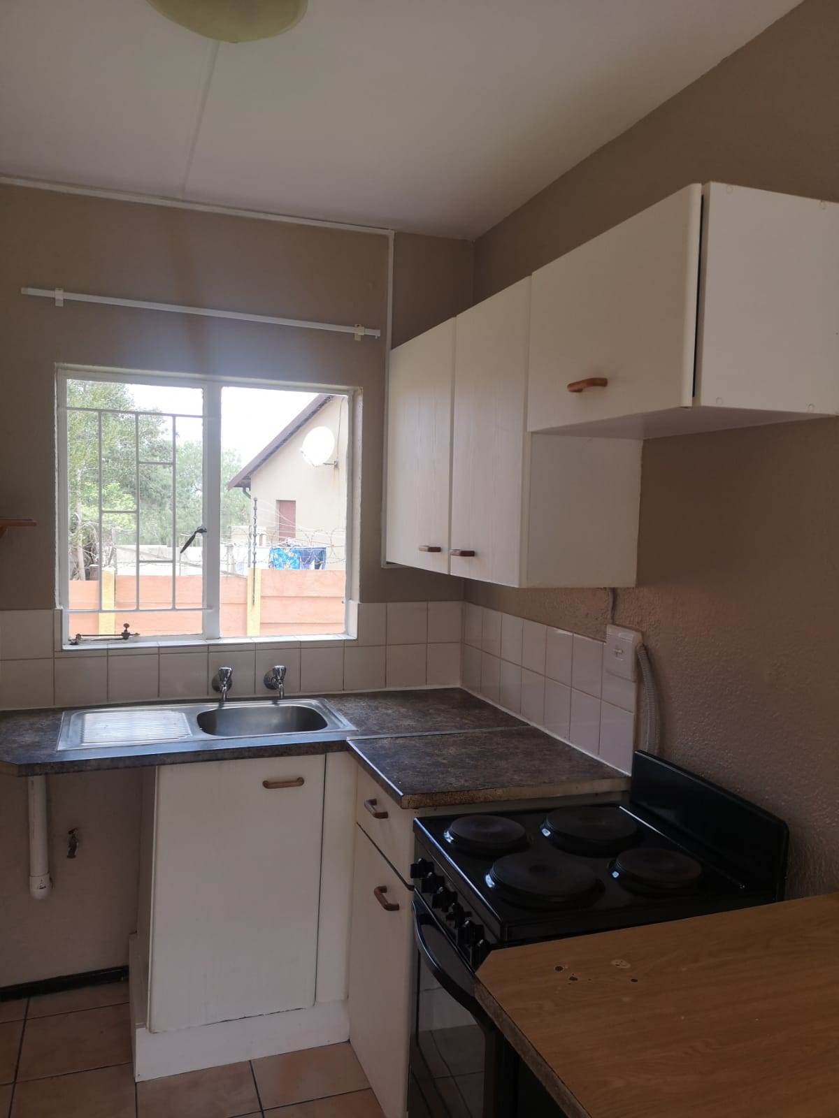 2 Bed Apartment in Grobler Park photo number 2