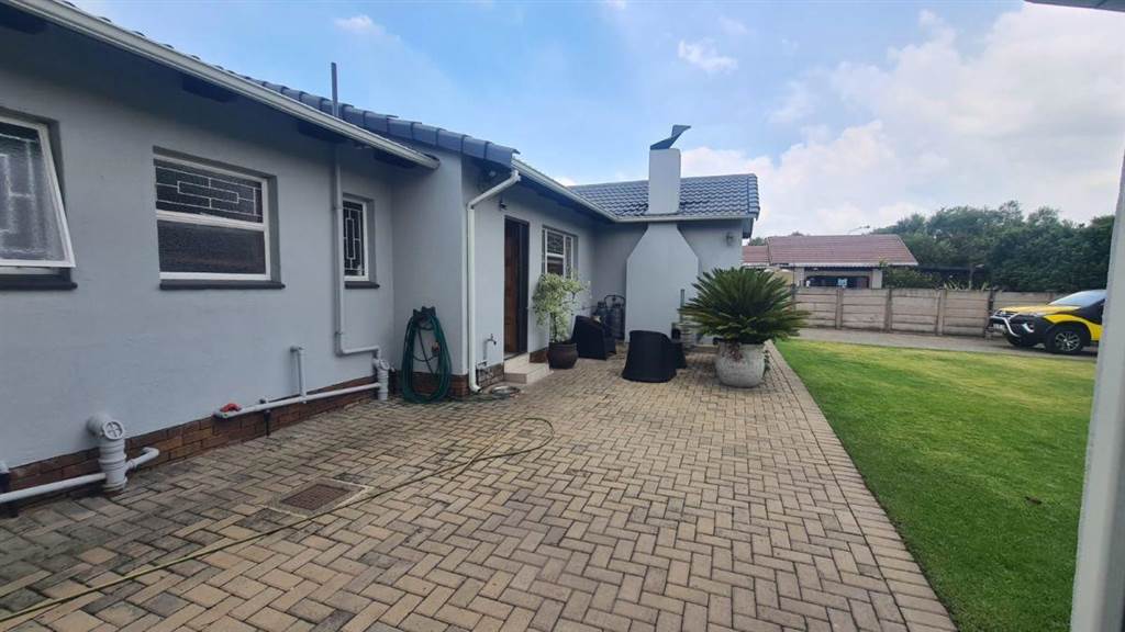 2 Bed House in Secunda photo number 2