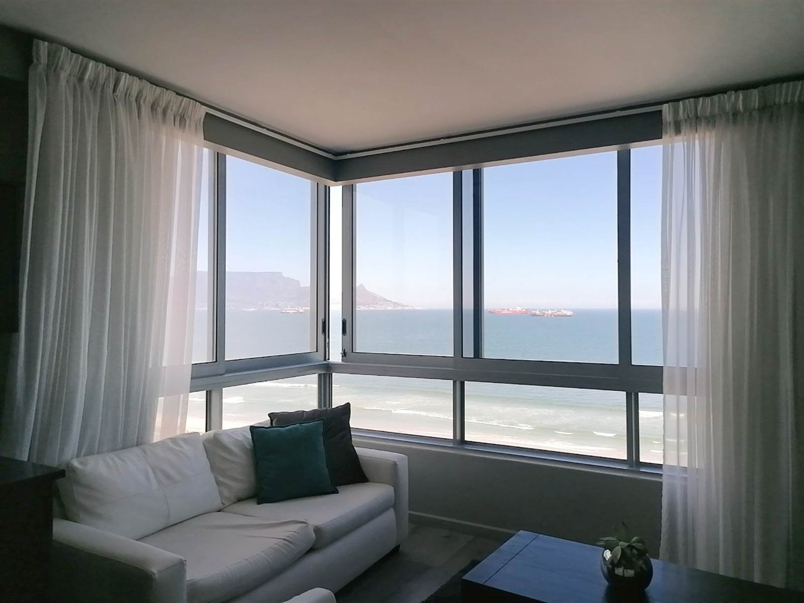 2 Bed Apartment in Bloubergstrand photo number 5