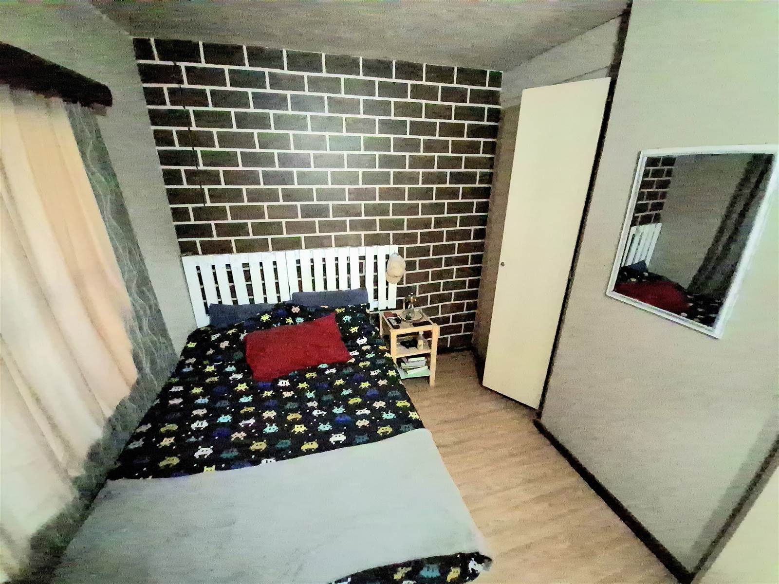 2 Bed Apartment in Daspoort photo number 14
