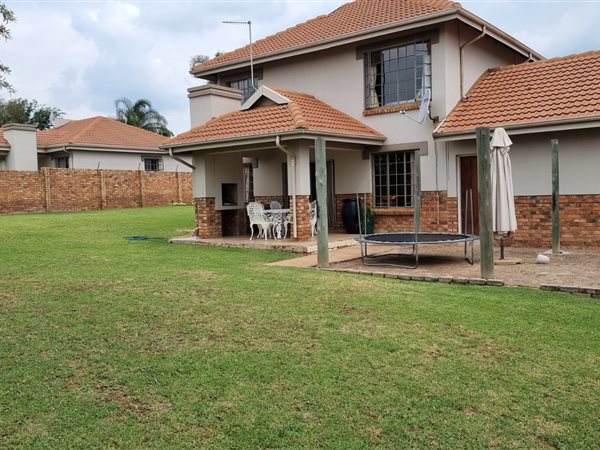 3 Bed Townhouse in Amberfield Manor