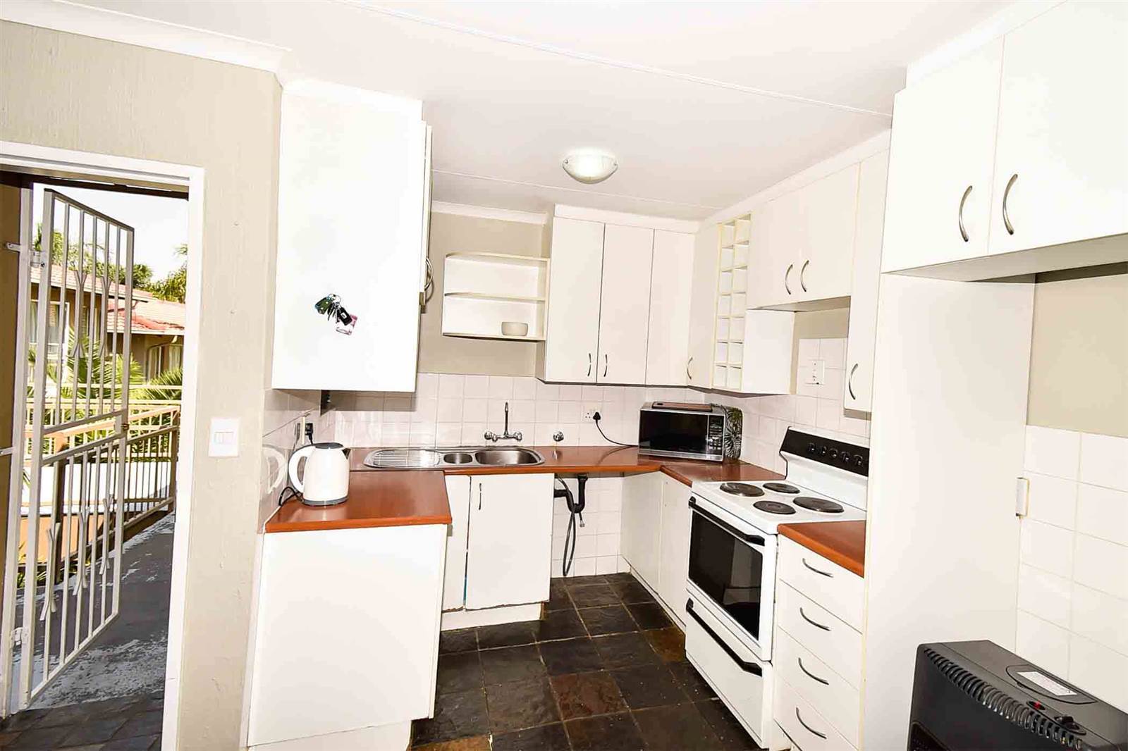 3 Bed Apartment in Radiokop photo number 3
