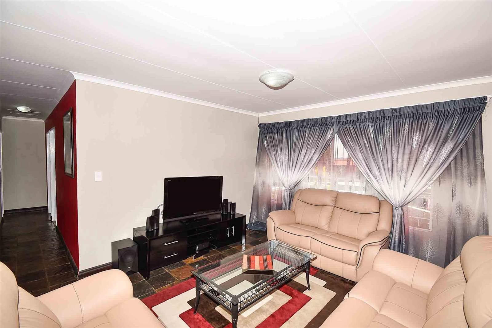 3 Bed Apartment in Radiokop photo number 5