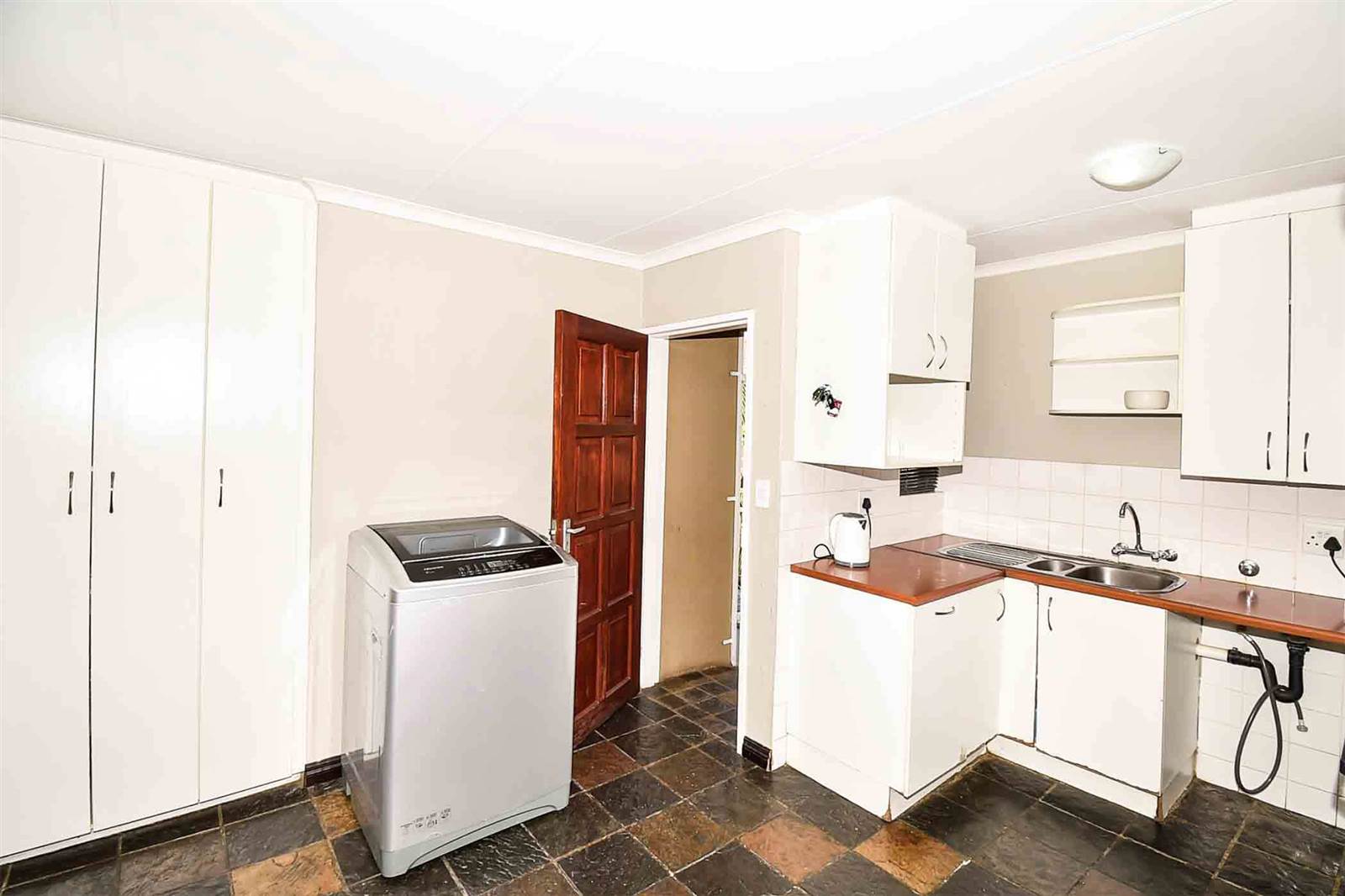 3 Bed Apartment in Radiokop photo number 6
