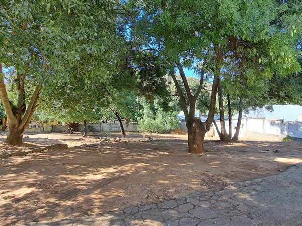 945 m² Land available in De Rust