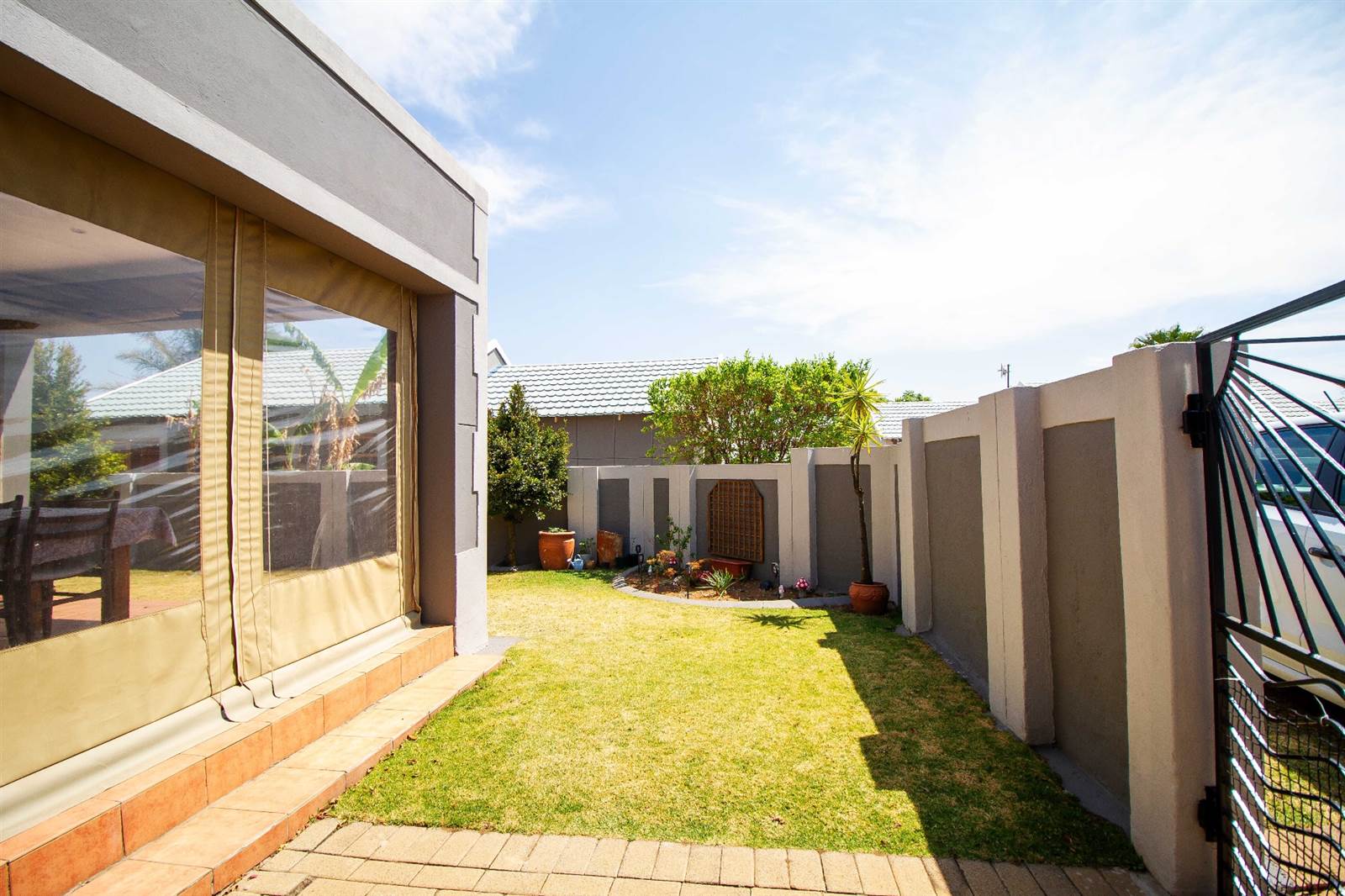 4 Bed Townhouse in Radiokop photo number 3