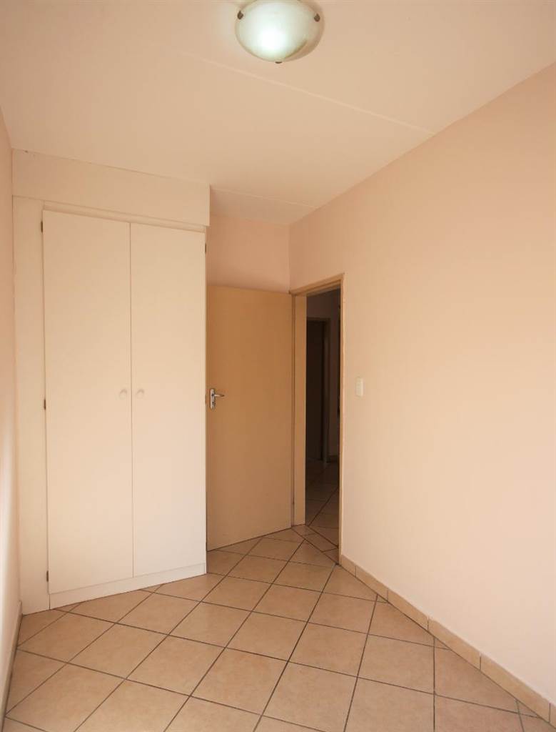 3 Bed Apartment in Hazeldean (Silverlakes Surroundings) photo number 17