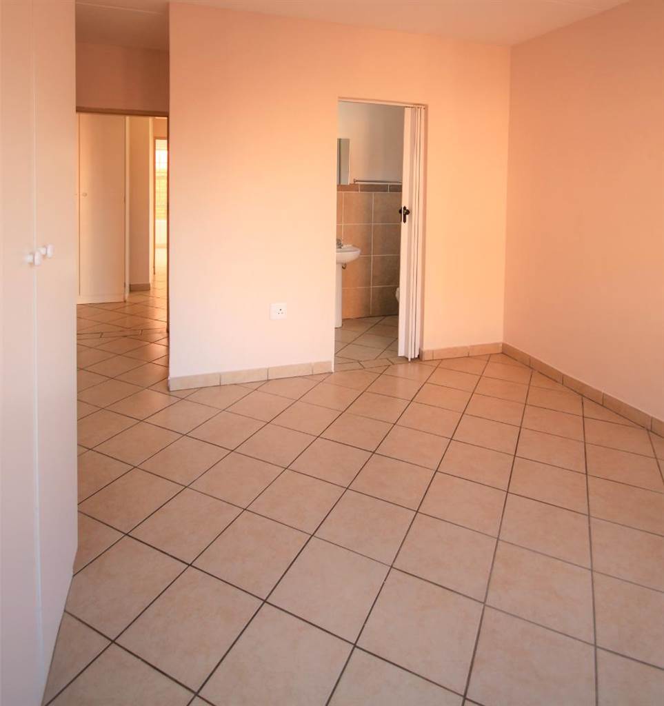 3 Bed Apartment in Hazeldean (Silverlakes Surroundings) photo number 13